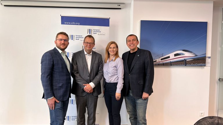 Autonom primește o finanțare de 15 mil. euro de la Banca Europeană de Investiții (BEI) pentru extinderea flotei de mașini electrice și hibride