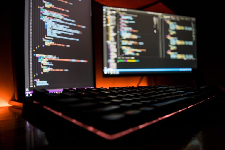 Programatorii freelanceri din România pot câștiga până la 10.000 de dolari lunar, mai mult decât developerii angajați