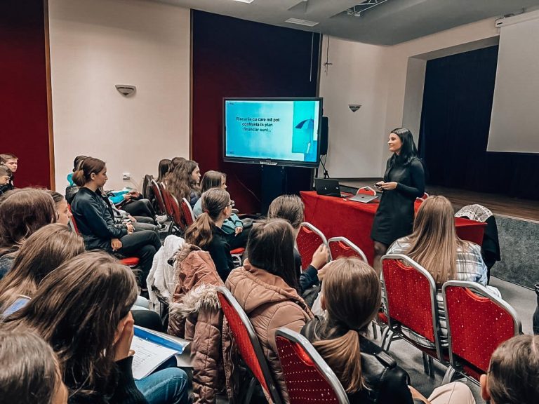 Luna Educației Financiare: peste 10.000 de copii și adulți au învățat noțiuni financiare la atelierele gratuite Școala de Bani