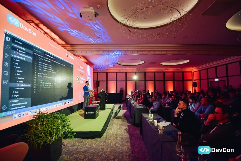 Peste 400 de profesioniști IT descoperă la DevCon 2022 casca neuronală
