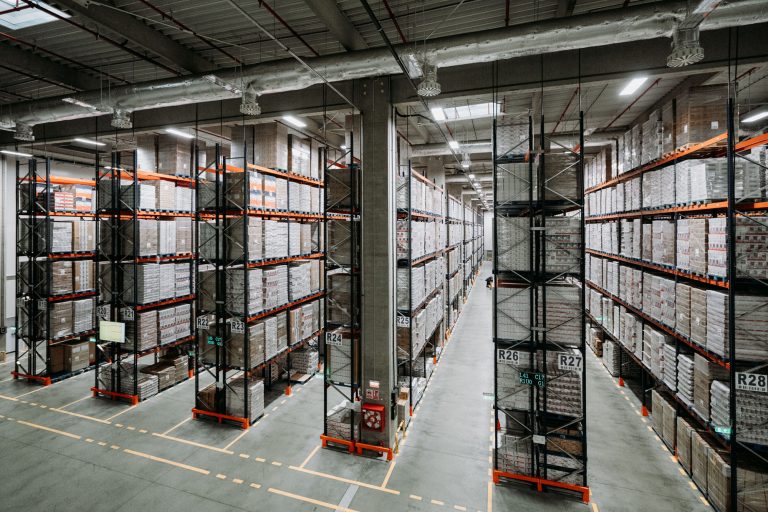 Aquila, la un an de la listare: capacitate depozitare de peste 124.000 paleți, distribuție în 67.000 puncte de vânzare, 1.600 autovehicule, creștere de două cifre pentru mărcile proprii