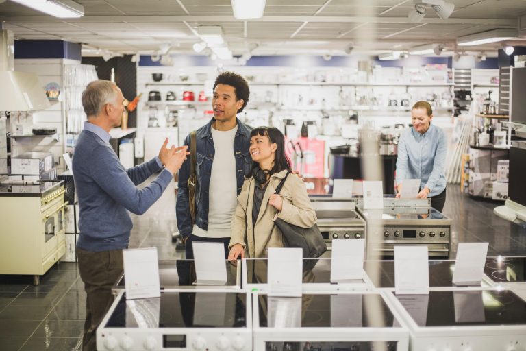 Scăderea încrederii consumatorilor și teama de recesiune influențează planurile de cheltuieli de Black Friday în principalele piețe occidentale