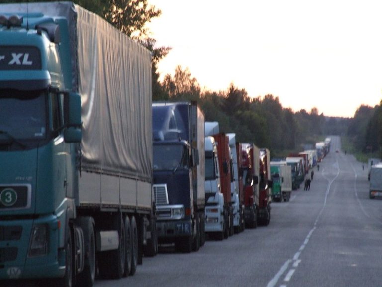 Transportatorii cer prioritate la frontiera româno-ucraineană pentru TIR-uri