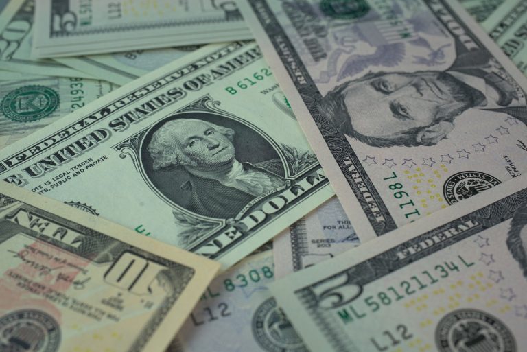 Analiză Freedom24: Dolarul crește, bursa reacționează. Cum se pot proteja investitorii?