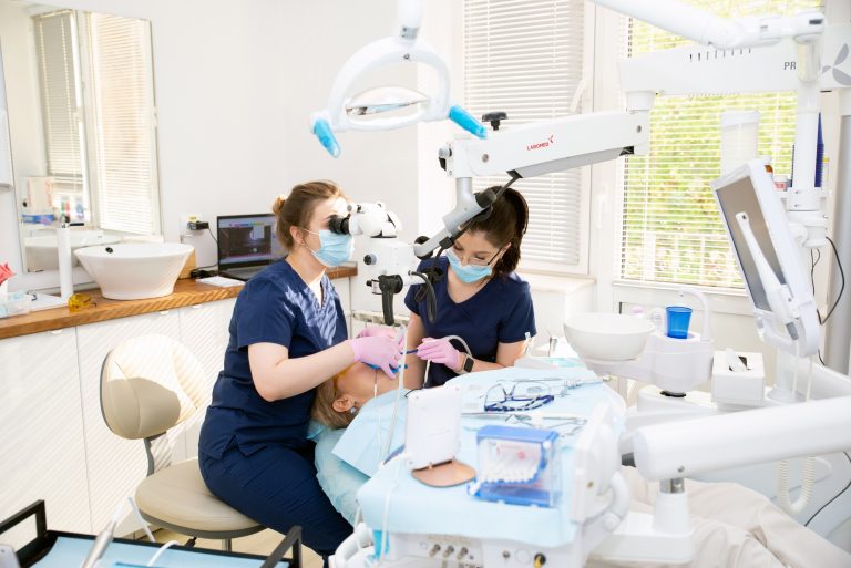 Analiză Life Dental Spa: Un medic dentist poate câștiga și 10.000 de euro pe lună în România. Salariile ar putea crește cu 40% în următorii 5 ani