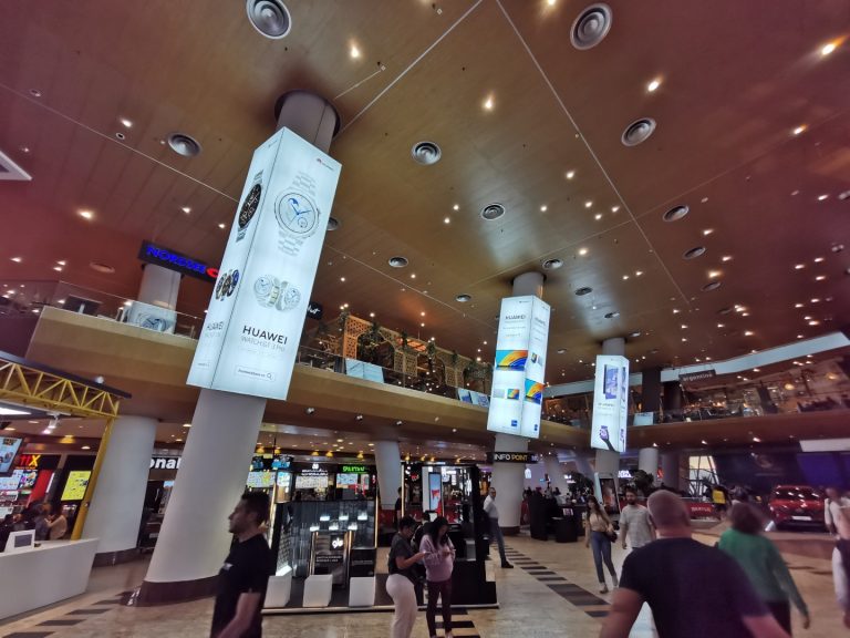 Studiu: 1 milion de români merg la mall în fiecare zi