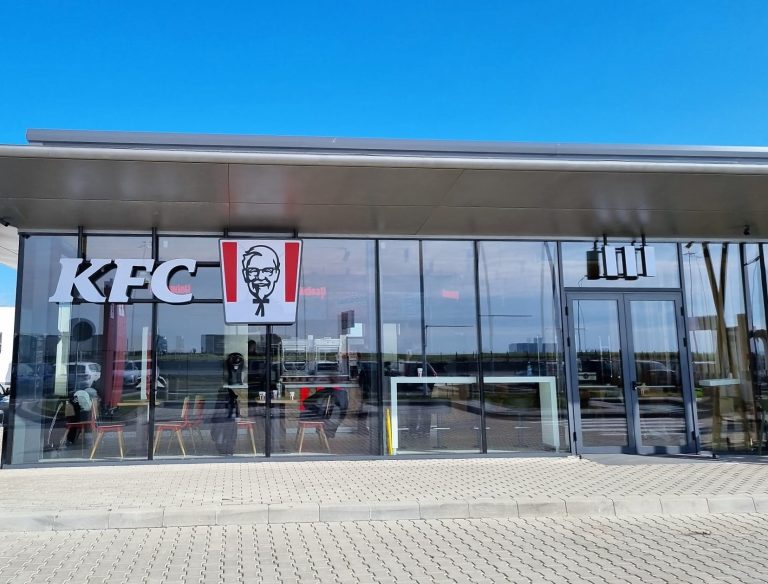 KFC încheie un parteneriat cu Rompetrol și deschide restaurante în trei benzinării de pe autostrada A1