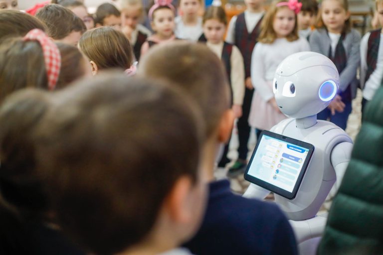 Elevii din 7 județe vor avea ocazia să învețe cum să-și gestioneze banii alături de roboțelul Pepper într-un turneu național de educație financiară organizat de BCR și Școala de Bani 