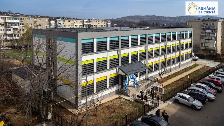 A doua școală modernizată prin programul România Eficientă, susținut de OMV Petrom și derulat de Energy Policy Group