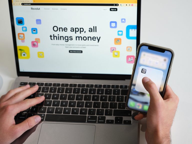 Revolut: Inflația a temperat consumul și a crescut încrederea românilor în digital banking