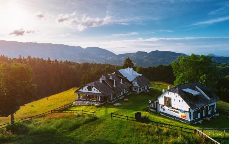 Cel mai mare studiu asupra obiceiurilor și atitudinilor turiștilor români