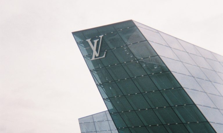 Gigantul luxului LVMH atinge 500 de miliarde de dolari, Arnault îi depășește pe Musk și Bezos în topul miliardarilor