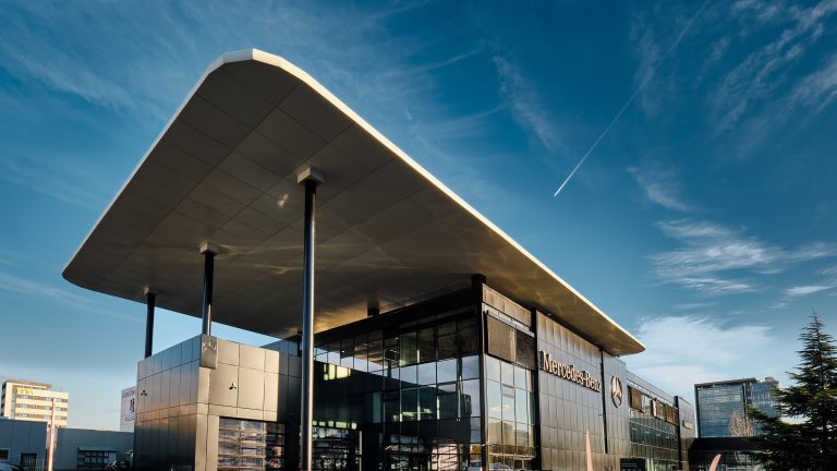 Jumătate dintre vânzările de automobile Mercedes-Benz ale Autoklass vor fi reprezentate de vehicule electrice și plug-in în 2024