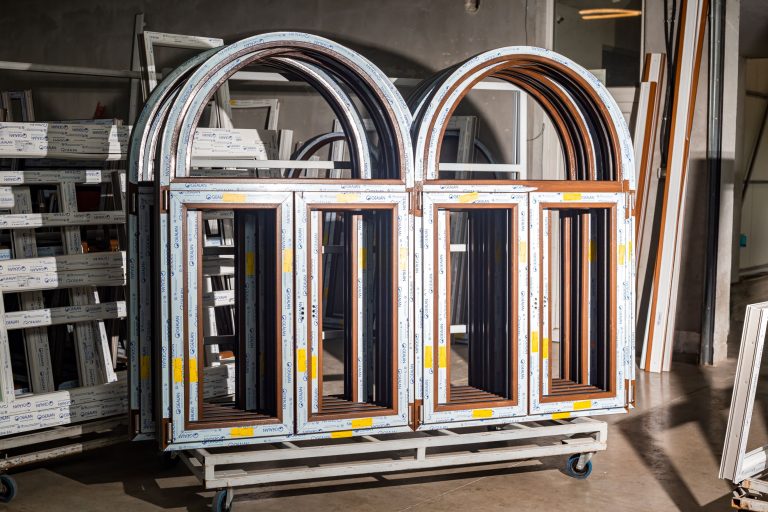 Producătorul local de tâmplărie PVC Decoplast a deschis un nou depozit în zona Lizeanu, din Capitală, consolidându-și poziția pe piață