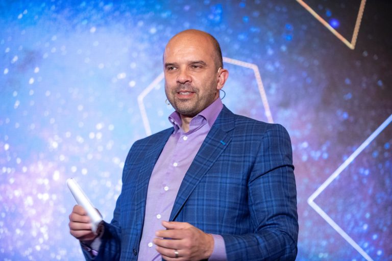 PwC Top 100 Companii listate din lume: Valoarea de piață a înregistrat prima scădere semnificativă din ultimii 14 ani, de 11%