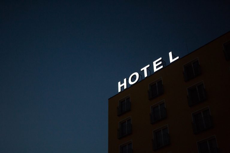Colliers: Piața hotelieră din România atinge un nou maxim, înregistrând cel mai mare număr de turiști din ultimele 3 decenii  