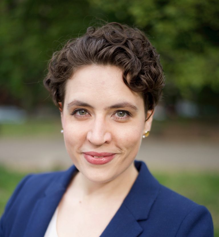 Un nou manual de politică economică