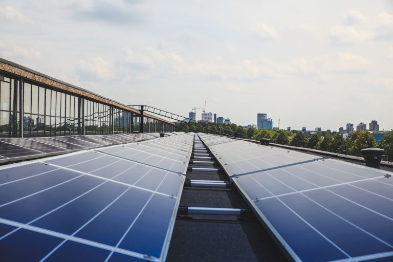 Ministerul Mediului și AFM încurajează energia solară prin programul Casa Verde Fotovoltaice, oferind finanțare nerambursabilă de 20.000 RON pentru gospodăriile românești 