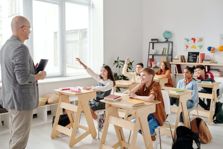 Sondaj INSCOP: 82,6% dintre români sunt de părere că alocarea bugetară pentru Educație ar trebui crească