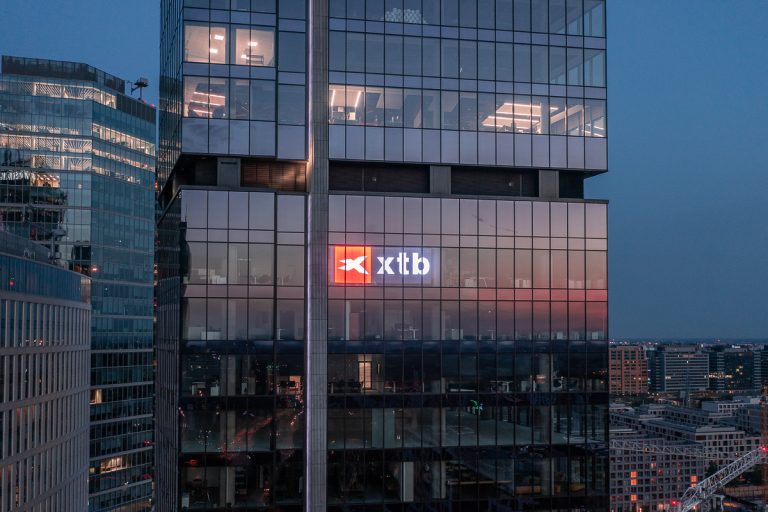 România depășește țările din portofoliul XTB în privința procentului de investitoare. Femeile, interesate în special de Tesla, NVIDIA, aur și petrol 