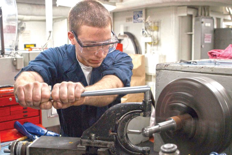 Un sfert dintre executivii din România spun că peste un deceniu companiile lor nu vor fi viabile dacă nu se transformă. Principalul risc pentru rentabilitate: deficitul forței de muncă