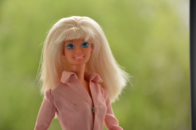 Barbie-mania: Mattel se bucură de o creștere a prețului acțiunilor, dar istoria sugerează că succesul generat de filme e unul temporar