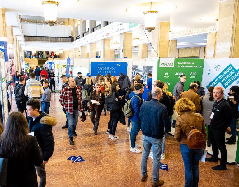 Peste 10 000 de tineri și profesioniști își caută un job toamna aceasta la Angajatori de TOP Timișoara și București