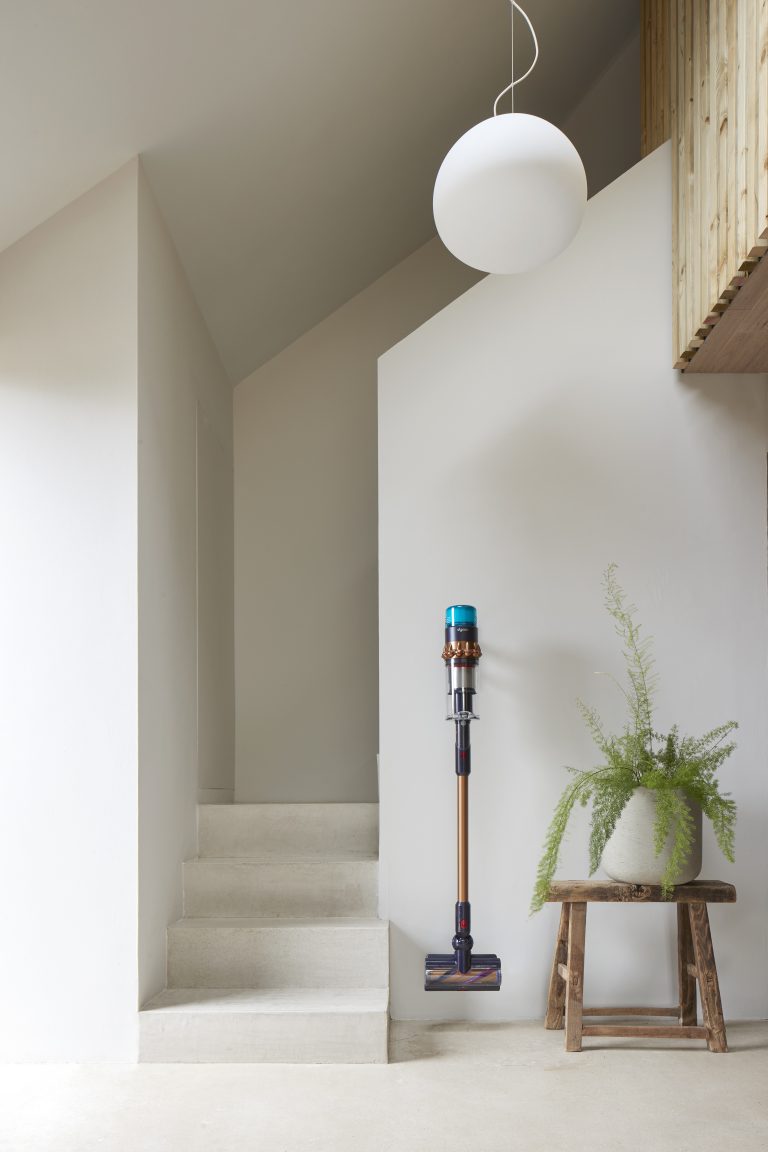 Dyson lansează cel mai puternic aspirator fără cablu HEPA – captează particule de până la 0,1 microni și virusuri