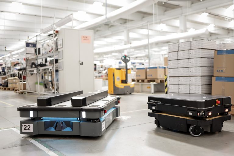 Fabrica Eaton din Arad utilizează patru roboți mobili autonomi MiR pentru optimizarea procesele de intralogistică.