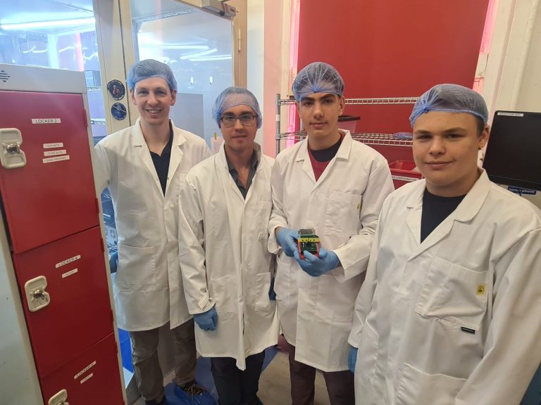 Al doilea satelit românesc construit de elevi a trecut testele și va fi lansat de la Space X, în noiembrie, la bordul unei rachete Falcon 9