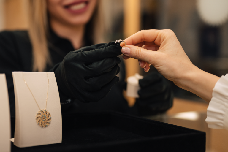 Cosmin Popovici, CEO CreditAmanet: „Observăm o creștere a procentului clienților care își securizează economiile prin achiziția de bijuterii din aur”