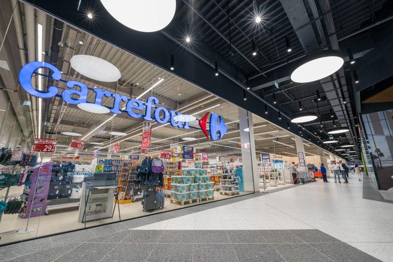 Carrefour anunță finalizarea tranzacției cu Grupul Louis Delhaize și începerea procesului de integrare a magazinelor Cora din România 