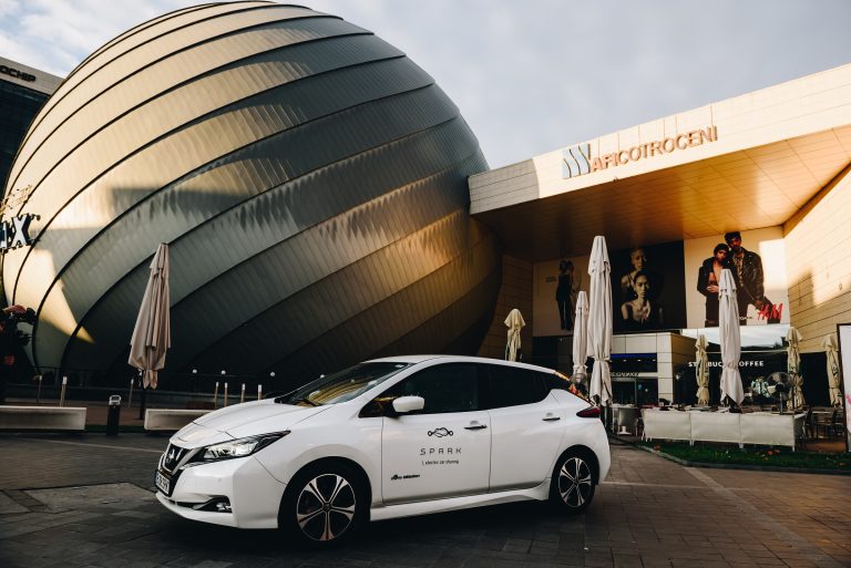 SPARK s-a extins cu patru noi zone în București. Peste 46.000 de clienți folosesc în prezent serviciul de car-sharing electric, cu o medie de 3.500 de curse pe săptămână