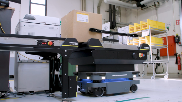 Producătorul de roboți mobili autonomi MIR colaborează cu Interroll pentru a îmbunătăți încărcarea și descărcarea materialelor prin intermediul benzilor transportatoare