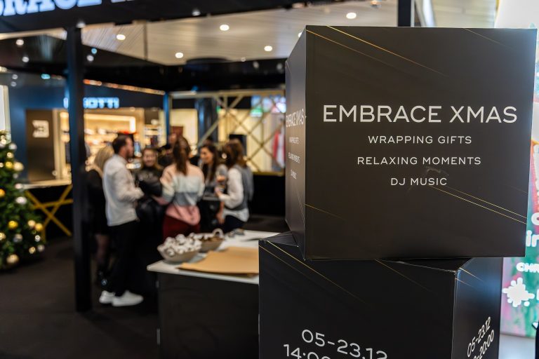 Lounge special amenajat pentru servicii gratuite de împachetare a cadourilor