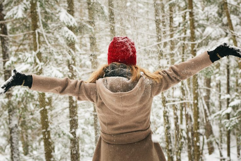 Sondaj CEC Bank: 3 din 4 români susțin că își vor petrece acasă vacanța de iarnă   