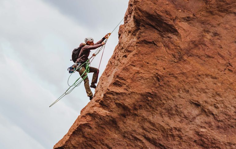 Cât de greu „urcă” economia României?