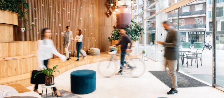 STUDIU Accenture: 95% dintre angajați consideră inteligența artificială generativă utilă, dar 60% se tem de pierderea locului de muncă