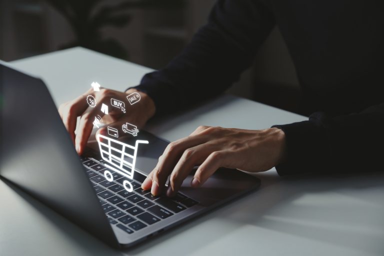Studiu eCommerce: Trei sferturi dintre români nu au încredere în recomandările făcute de influenceri; peste jumătate spun că un produs trebuie să aibă mai mult de 10 recenzii pentru a-l cumpăra