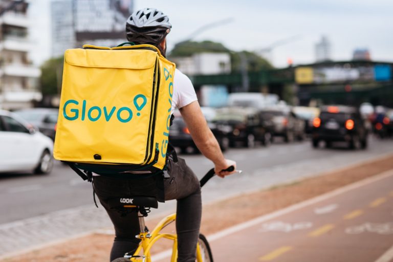Glovo marchează un an de la lansarea programului „Angajamentul pentru curieri” și introduce noi beneficii pentru curierii care utilizează aplicația