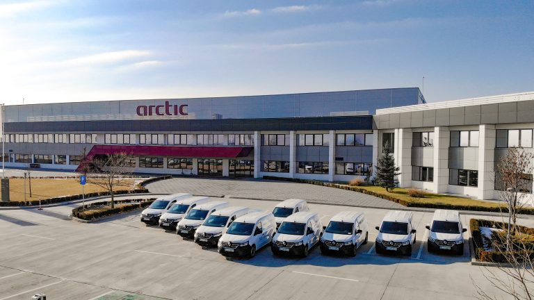 Arctic introduce vehicule utilitare 100% electrice în flota auto destinată rețelei de service-uri