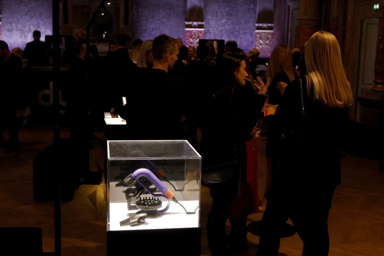 Inovație prezentată de Dyson Airstrait la Paris Fashion Week 2024