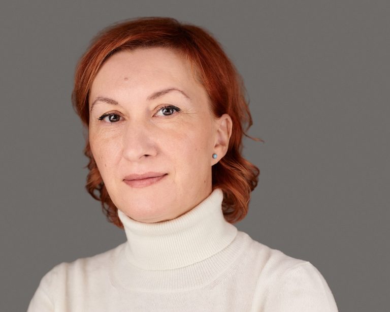 Cât costă un angajat nefericit? De ce echilibrul emoțional al oamenilor din echipă nu este doar „o problemă personală”