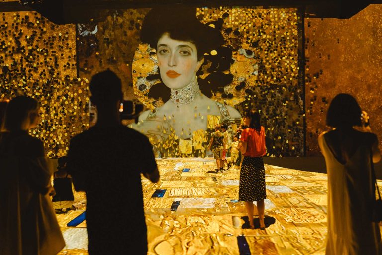 Artă digitală prezentată de George. Primul banking inteligent