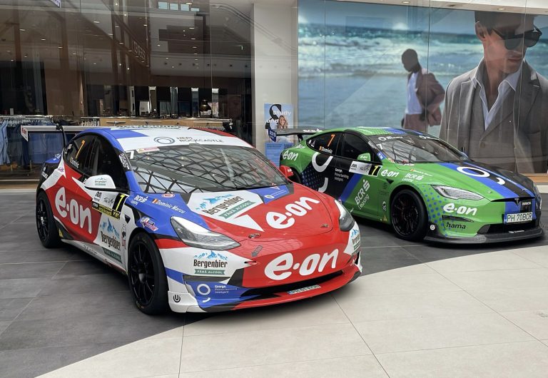 Prima mașină de curse Tesla S Plaid din Europa este la Mega Mall