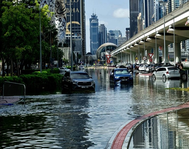 ANALIZĂ XTB: Inundațiile record au dezvăluit vulnerabilitatea Dubaiului. Pagube uriașe pentru economia mondială după ce viața „s-a oprit” în orașul luxului
