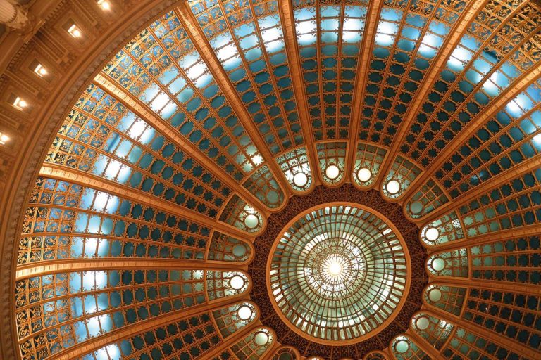 Legătura dintre sărăcia românilor, comasarea alegerilor și majoritatea din Parlament