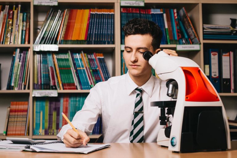 Începând din anul școlar 2024-2025, Transylvania College, școala internațională britanică din Cluj-Napoca, își extinde activitatea și înființează o secție de liceu bilingvă, româno-engleză