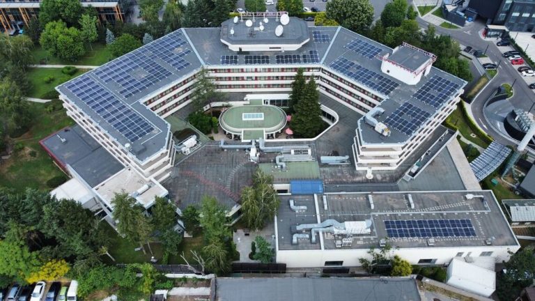 Renovatio Solar a finalizat instalarea a 650 de panouri fotovoltaice pe clădirile ANA Hotels și Crowne Plaza din București 