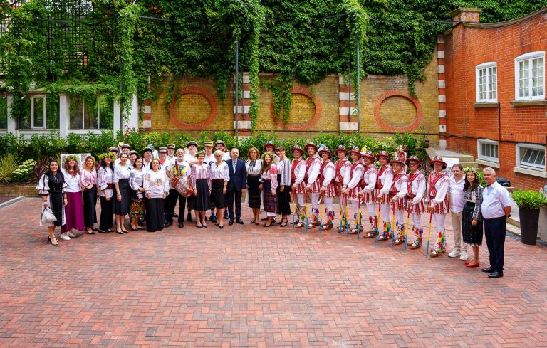 Călușarii au pus Londra pe jar de Ziua IEI